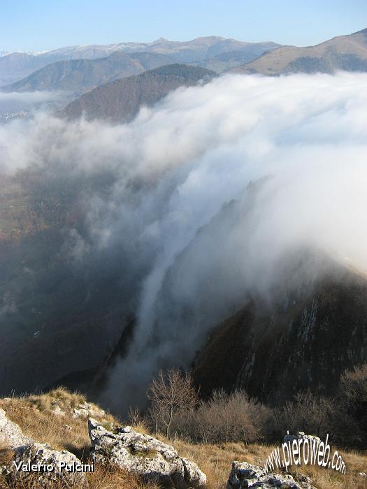 6 cascata di nebbia sull'anticima.JPG